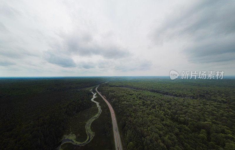 空中风景的某处在安大略中部和Hwy 7，安大略